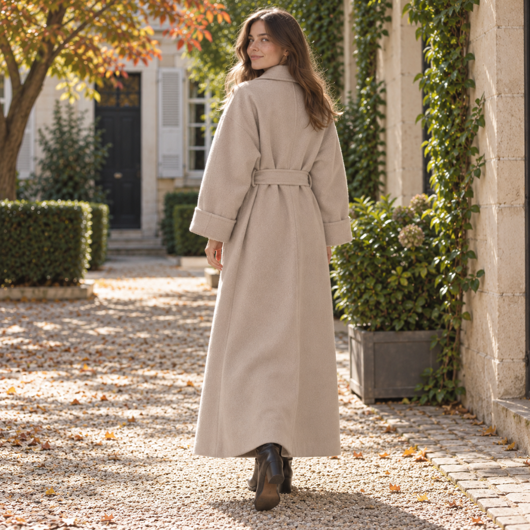 Dos du manteau long abricot avec ceinture nouée et poignets à revers