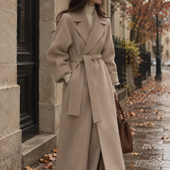Manteau femme abricot ceinturé, grands revers et ceinture nouée à la taille