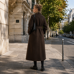 Dos du manteau femme marron avec ceinture et couture centrale sur toute la longueur