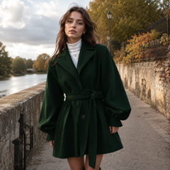 Manteau femme vert foncé ceinturé, bouton unique et poignets boutonnés, bord de rivière