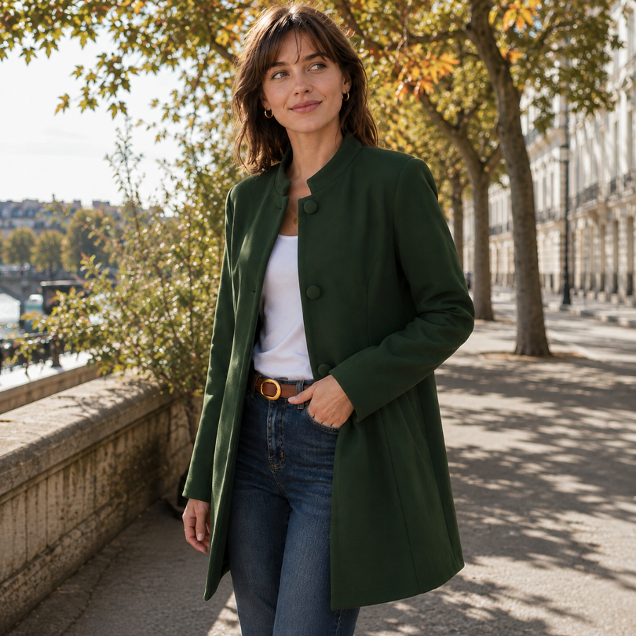 Manteau femme vert porté ouvert sur un pantalon droit, col officier et manches longues