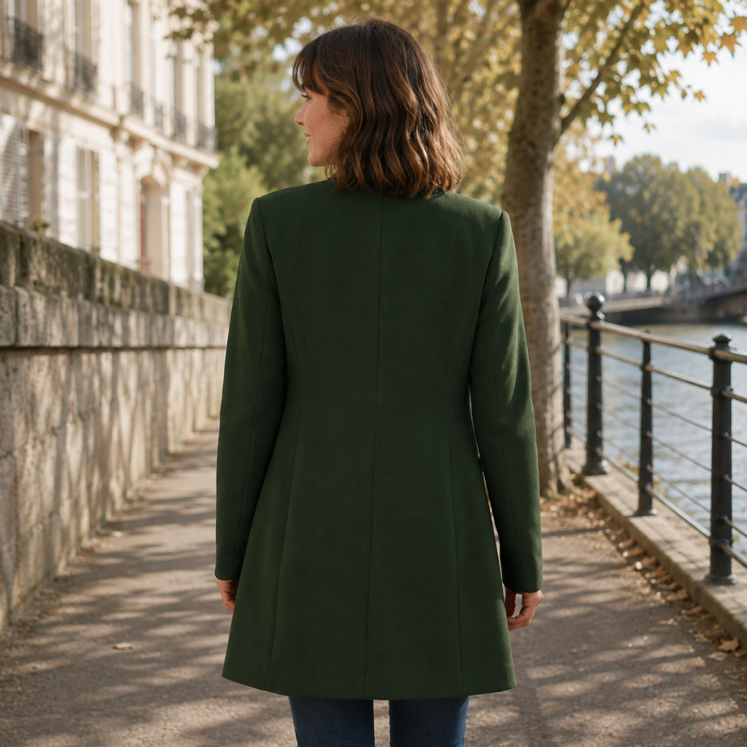 Dos du manteau femme vert avec couture centrale verticale et longueur mi-cuisse