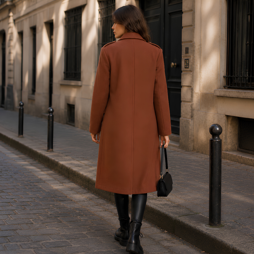 Dos du manteau marron long avec couture centrale et pattes d'épaule