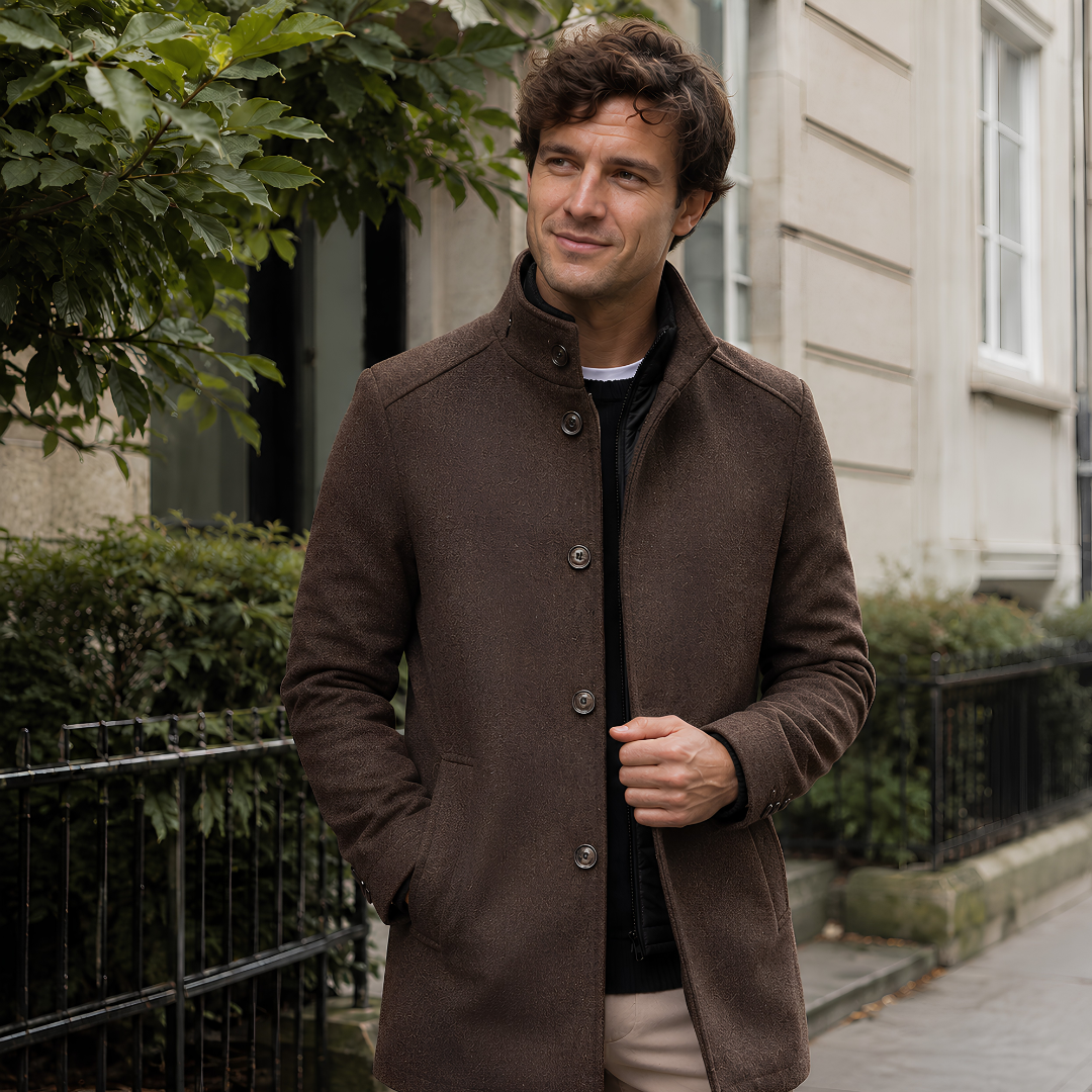 Manteau homme camel foncé à col montant, boutons devant et poches passepoilées