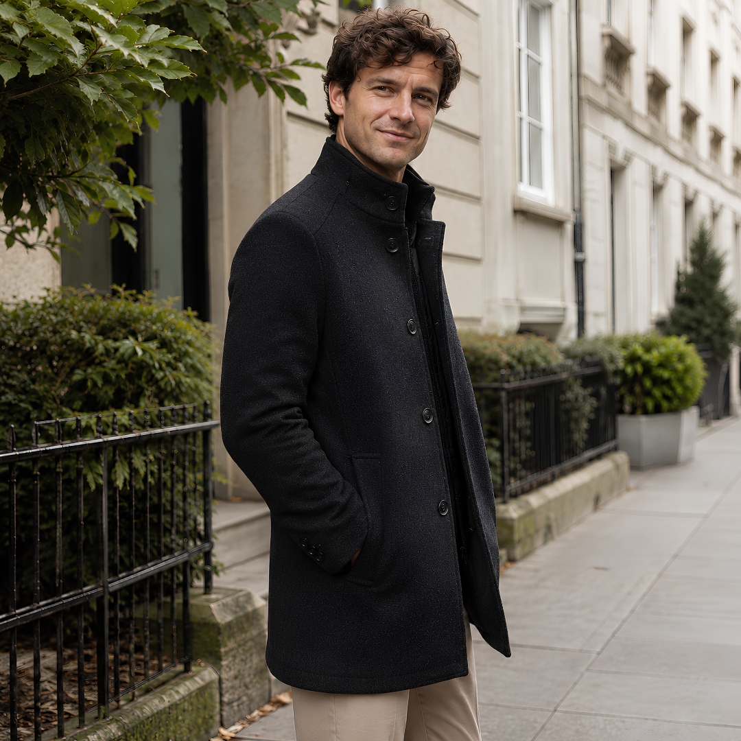 Vue de profil du manteau homme gris foncé mi-long avec boutons au poignet