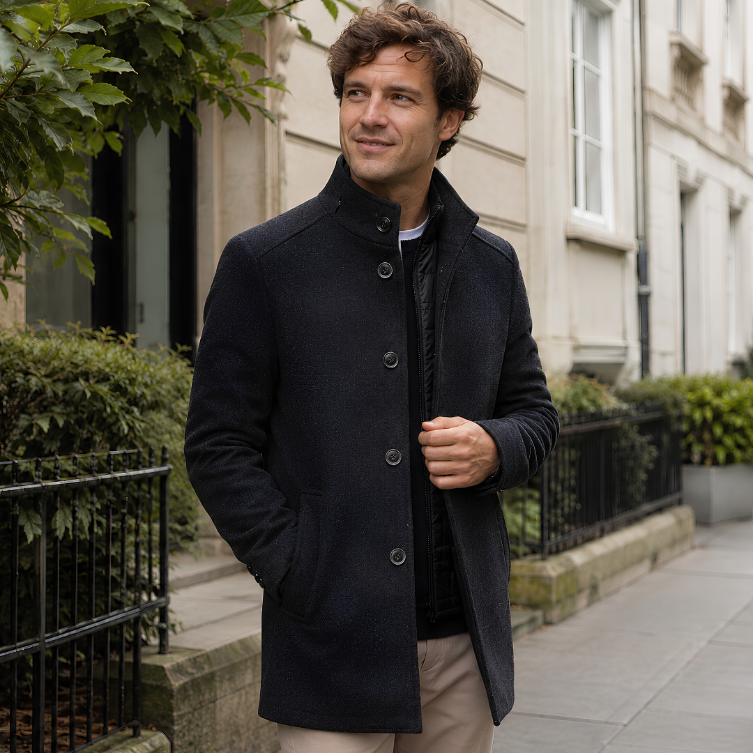 Manteau homme gris foncé ouvert, col montant relevé et rangée de boutons devant
