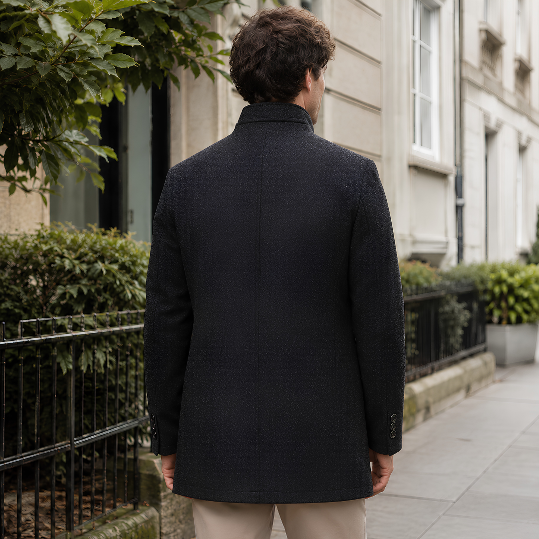 Dos du manteau homme gris foncé avec couture centrale et col montant