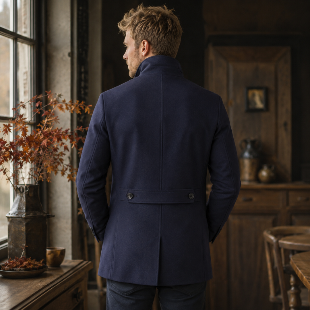 Dos du manteau homme bleu marine avec patte boutonnée et fente centrale