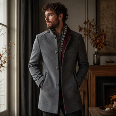 Manteau homme gris chiné à boutonnage devant et parementure bordeaux contrastée