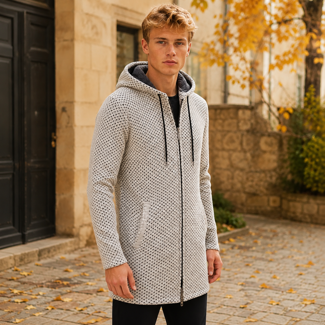 Manteau homme beige à capuche, poche latérale visible et texture en relief, légèrement de trois quarts