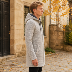 Vue de profil du manteau homme beige à capuche avec poche latérale et long zip