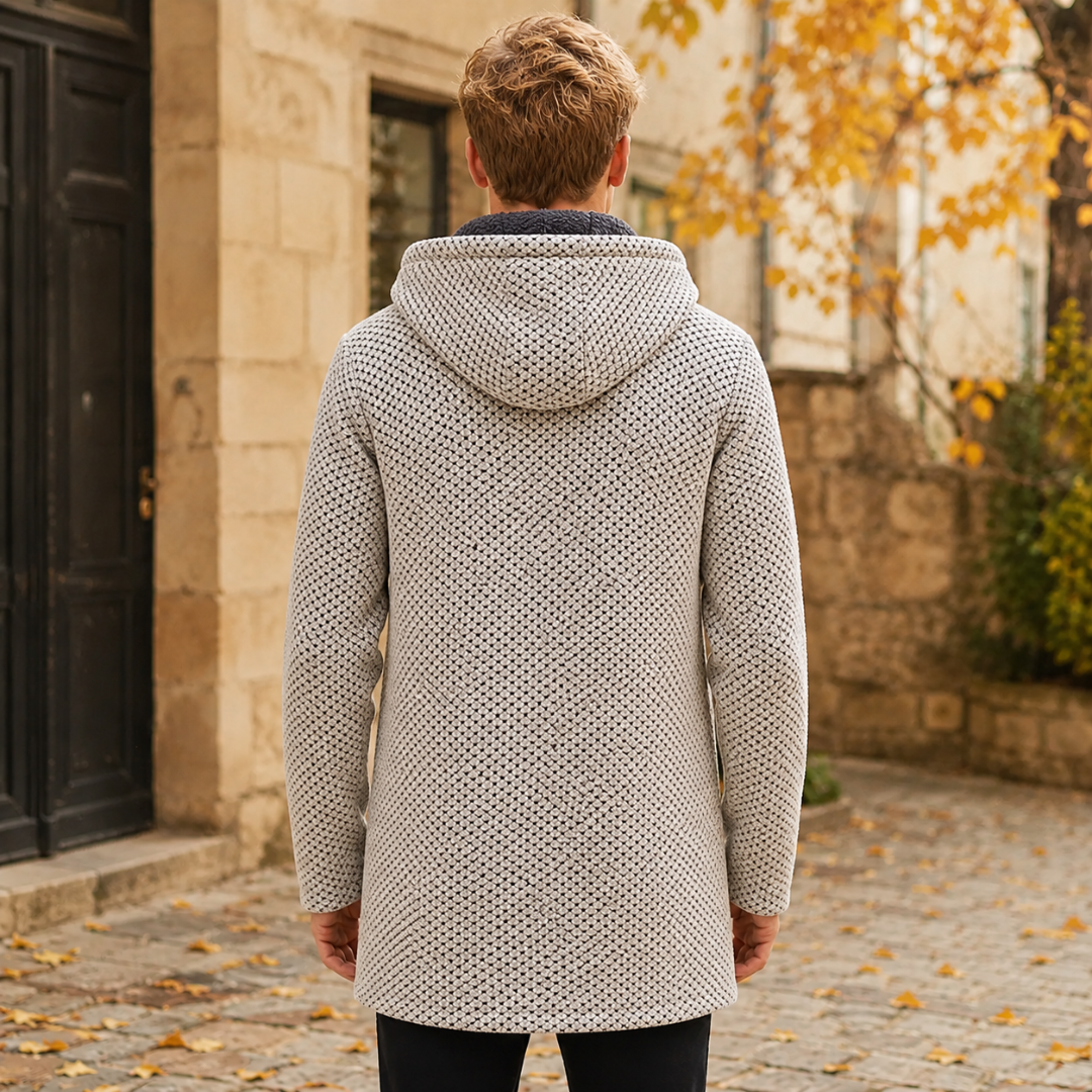 Dos du manteau homme beige à capuche montrant la coupe longue et la surface en relief