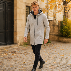 Homme en marche portant le manteau beige à capuche zippé avec cordons de serrage