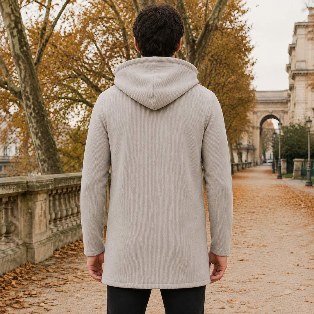 Dos du manteau homme beige à capuche, finition côtelée verticale et coupe longue