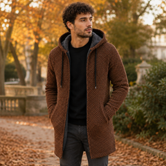 Manteau homme marron à capuche ouvert sur un pull noir, poches latérales apparentes