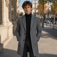 Manteau homme gris à carreaux porté sur un col roulé noir, boutonnage simple