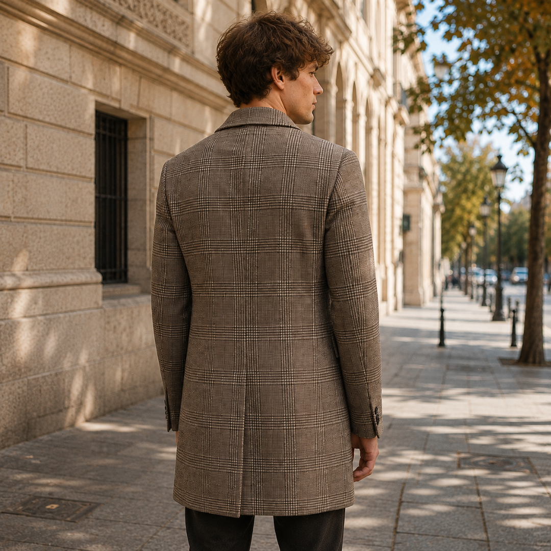 Dos du manteau homme à carreaux kaki avec fente centrale et boutons aux poignets