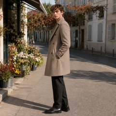 Vue de profil du manteau homme kaki croisé, poches latérales et longueur mi-cuisse