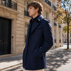 Profil du manteau bleu marine avec poche zippée poitrine et poignets boutonnés