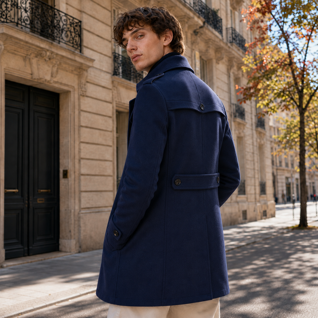 Dos du manteau bleu marine mi-long avec patte boutonnée à la taille