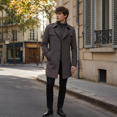 Manteau gris foncé porté ouvert avec pantalon noir et bottines, silhouette entière