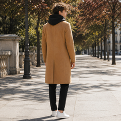 Dos du manteau homme camel avec fente centrale et longueur sous le genou