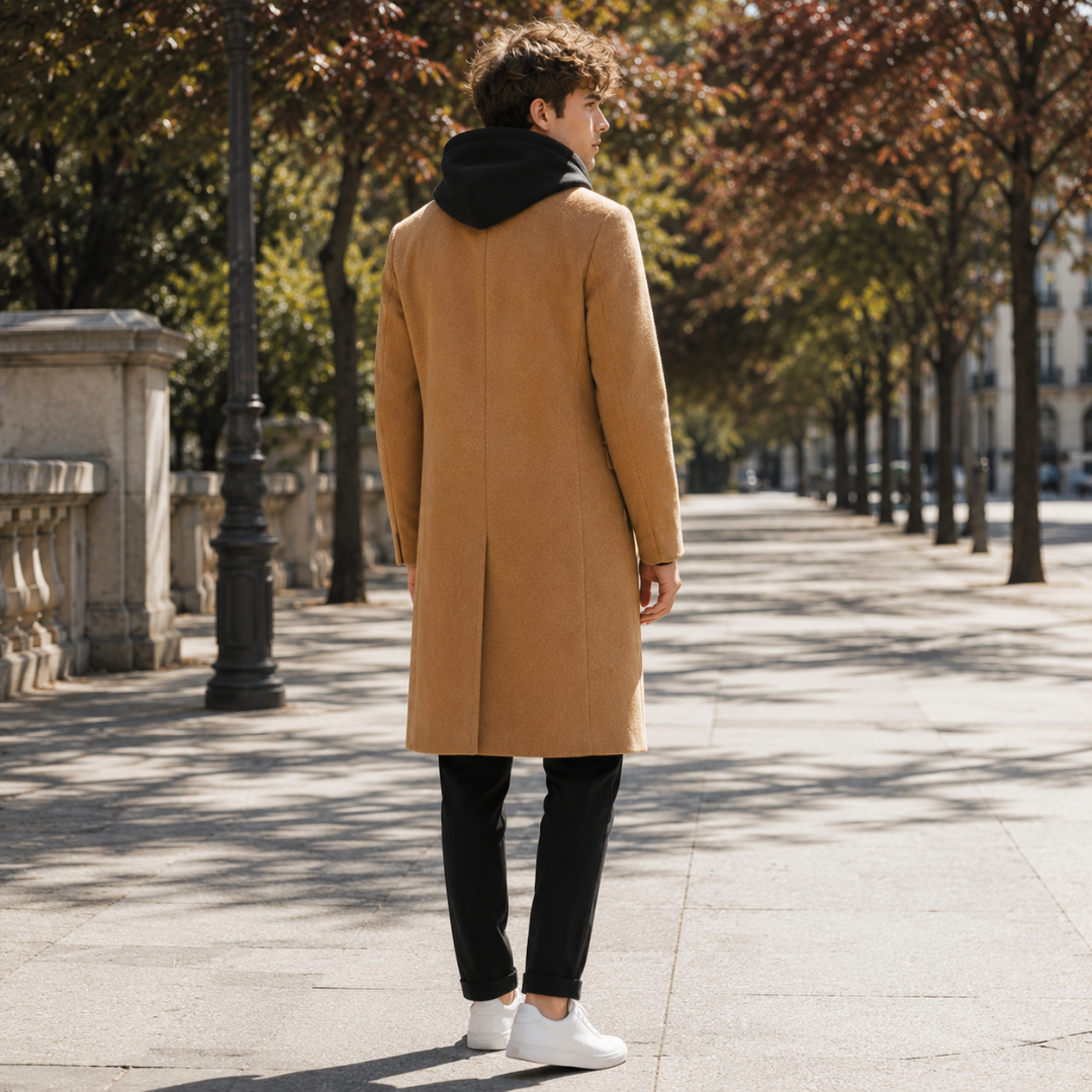 Dos du manteau homme camel avec fente centrale et longueur sous le genou
