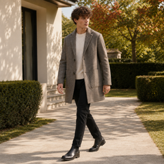 Manteau homme mi-long kaki à col cranté, porté ouvert sur un pull clair