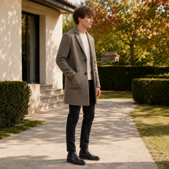 Manteau mi-long kaki boutonné de profil, poches plaquées et col cranté visibles