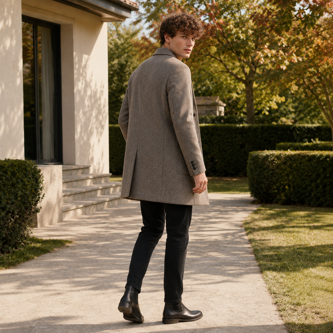 Manteau homme kaki vu de trois quarts dos, boutons de poignet apparents