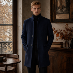 Manteau homme mi-long bleu marine à col montant et deux boutons apparents, vue de face