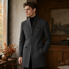 Manteau homme gris foncé mi-long boutonné, col montant et poches à rabat sur les hanches