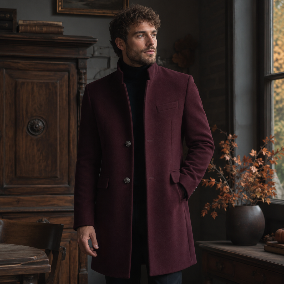 Manteau homme mi-long rouge bordeaux à col montant, poche poitrine et poches à rabat