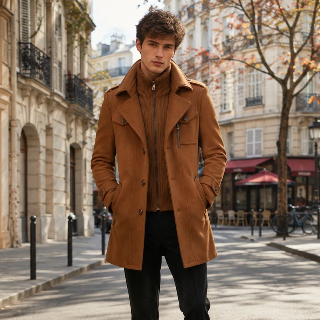 Manteau homme camel mi-long à col montant, poches poitrine à rabat boutonnées
