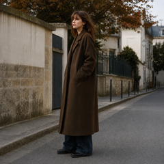 Vue de profil du manteau long marron, revers larges et ligne droite