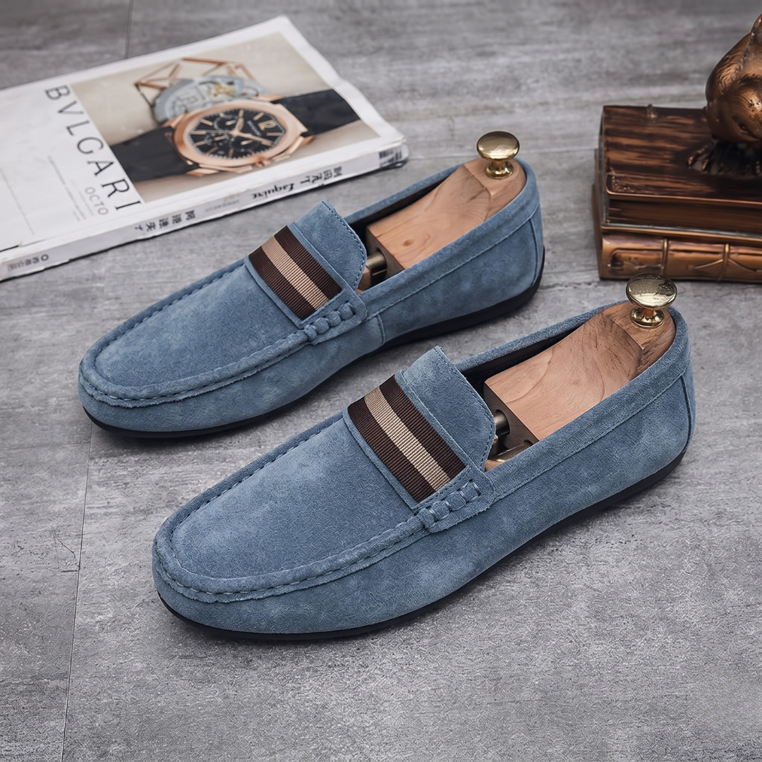 Paire de mocassins bleus en daim avec bande tissée tricolore