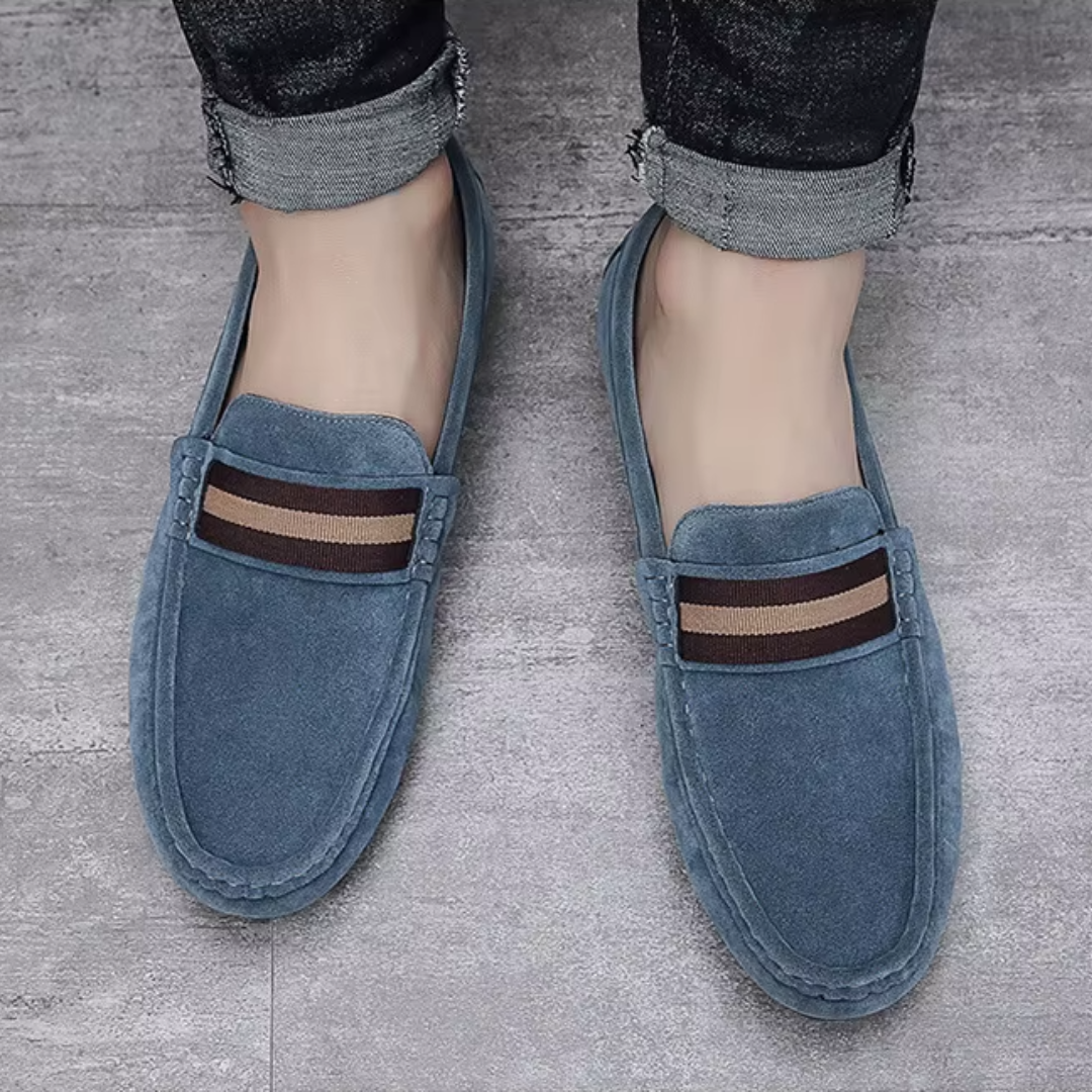Mocassins bleus posés à plat sur surface neutre