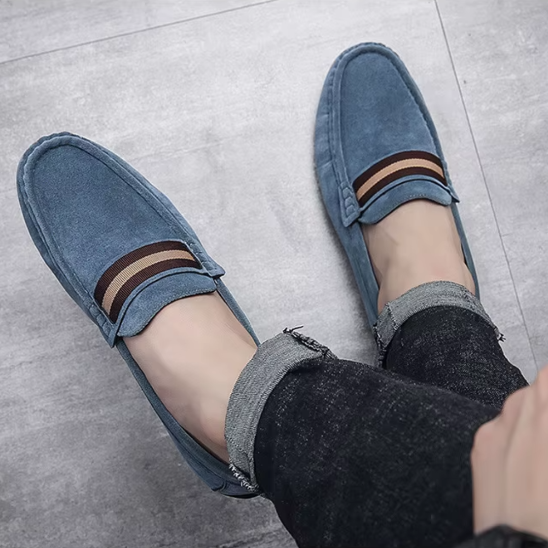 Gros plan sur la bande tissée bordeaux et beige du mocassin bleu