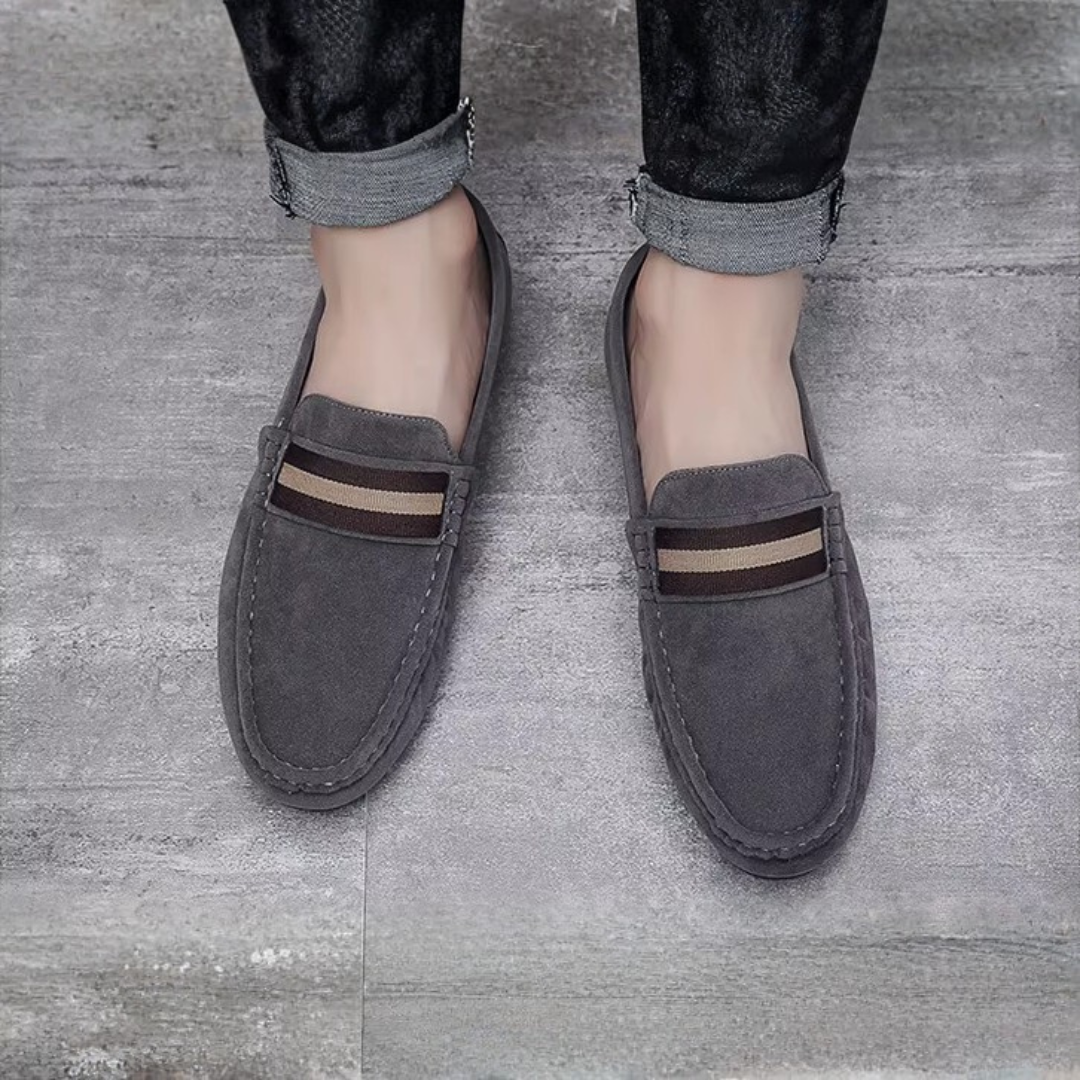 Mocassins gris portés avec un pantalon sombre, vue de côté