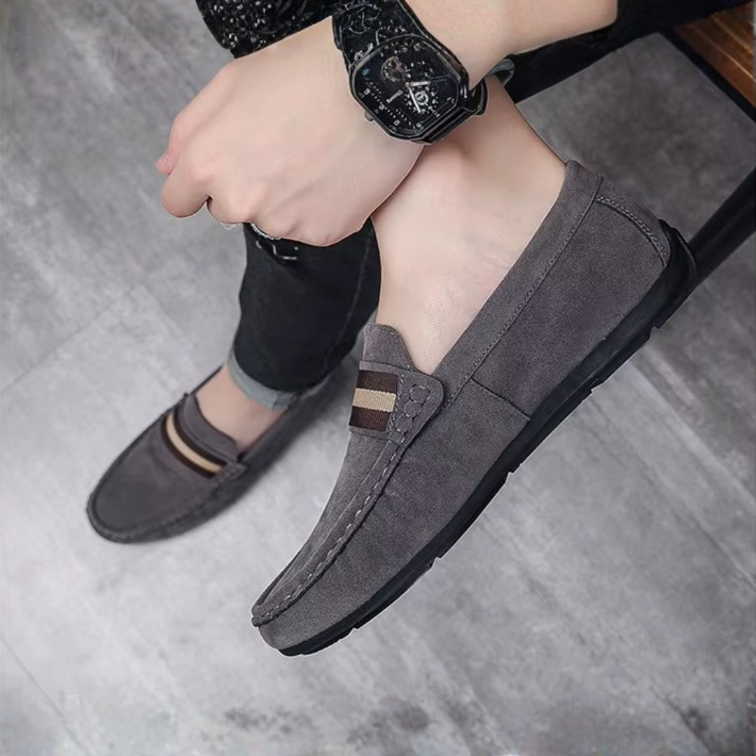 Gros plan sur la bande tissée du mocassin gris