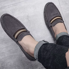 Vue latérale d'une paire de mocassins gris en daim