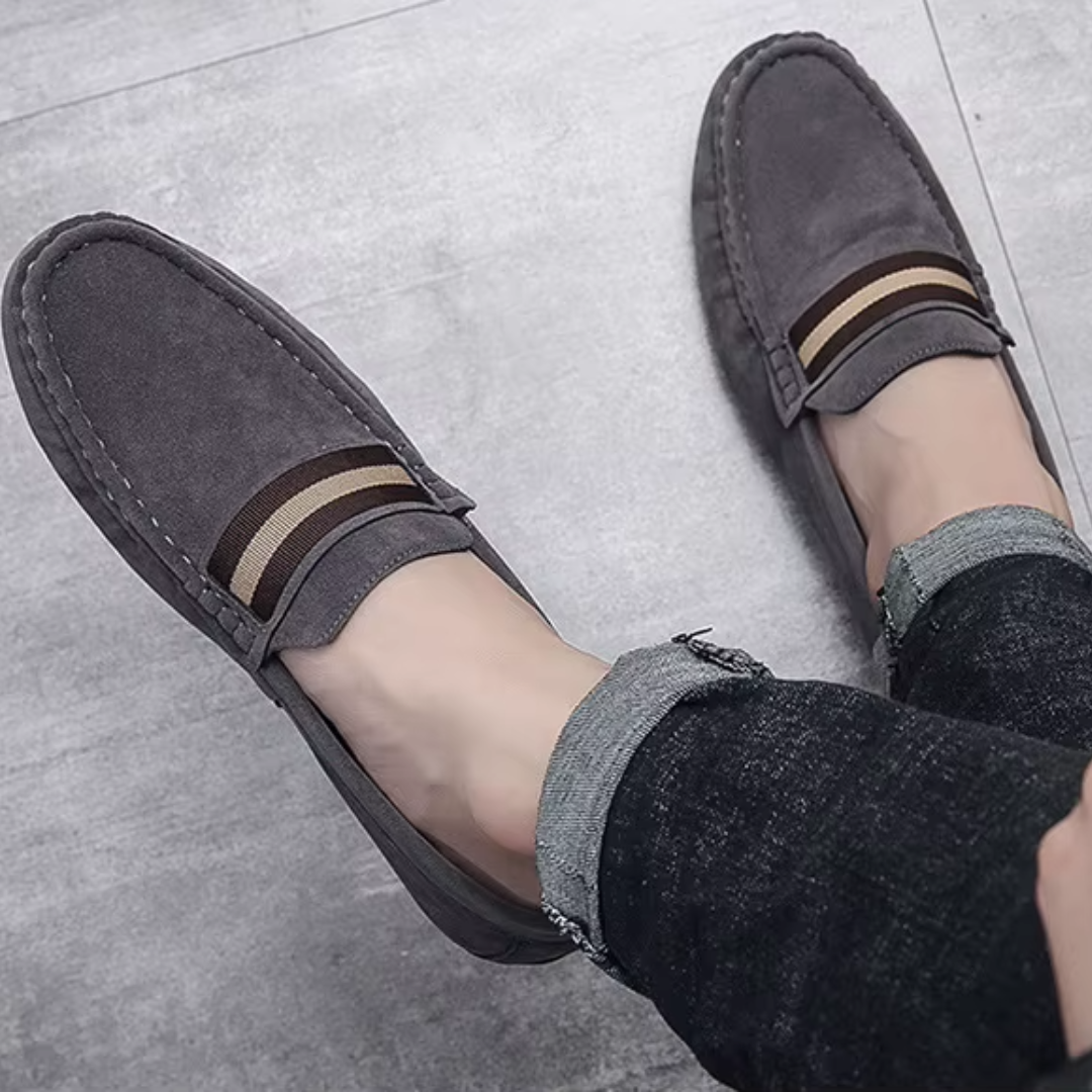 Vue latérale d'une paire de mocassins gris en daim