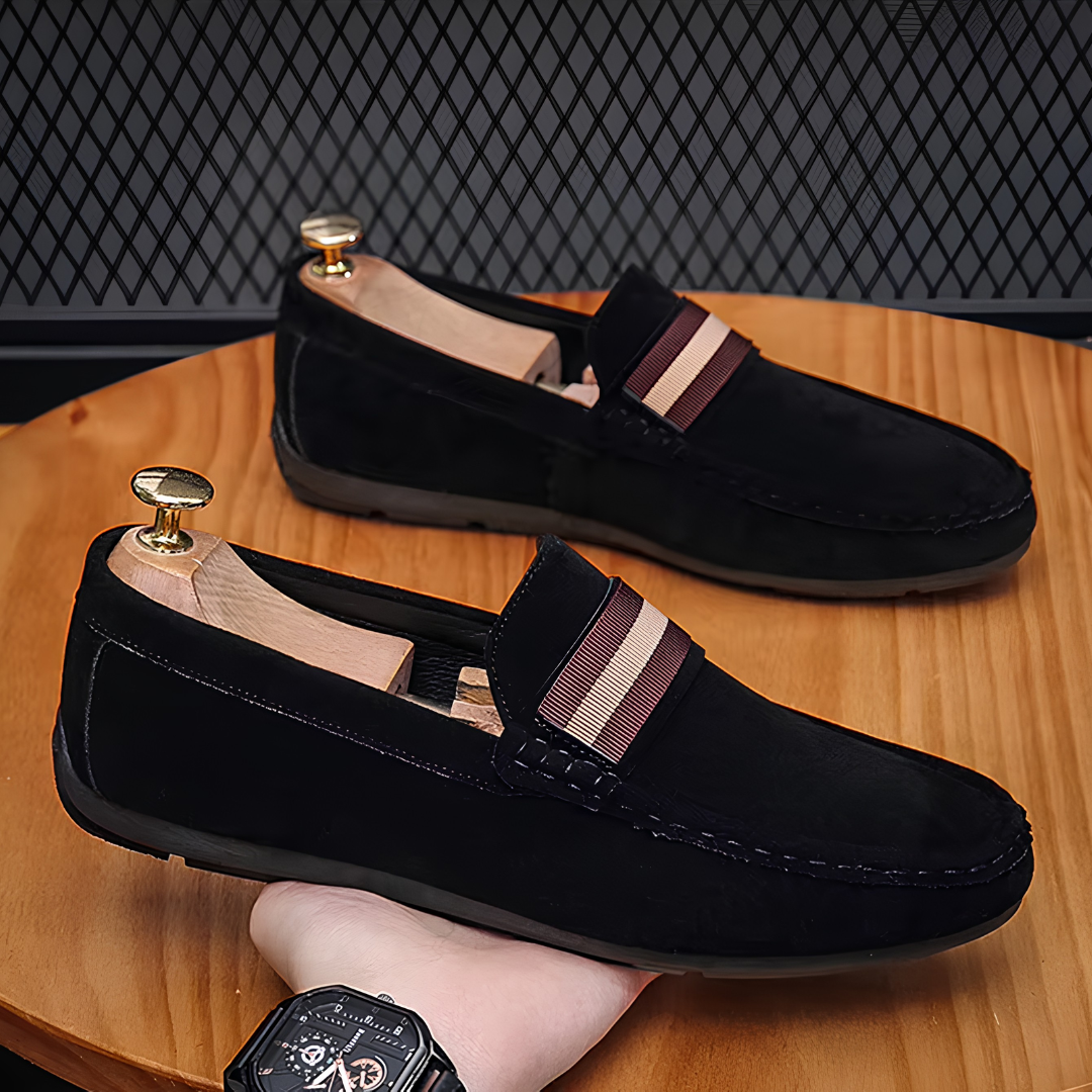 Paire de mocassins noirs en daim avec bande tissée tricolore sur présentoir en bois