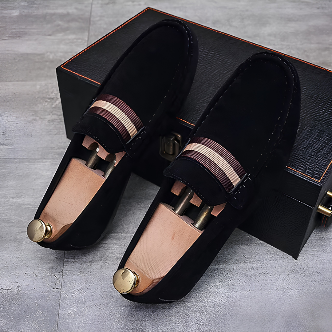Gros plan sur la bande tissée bordeaux et beige du mocassin noir