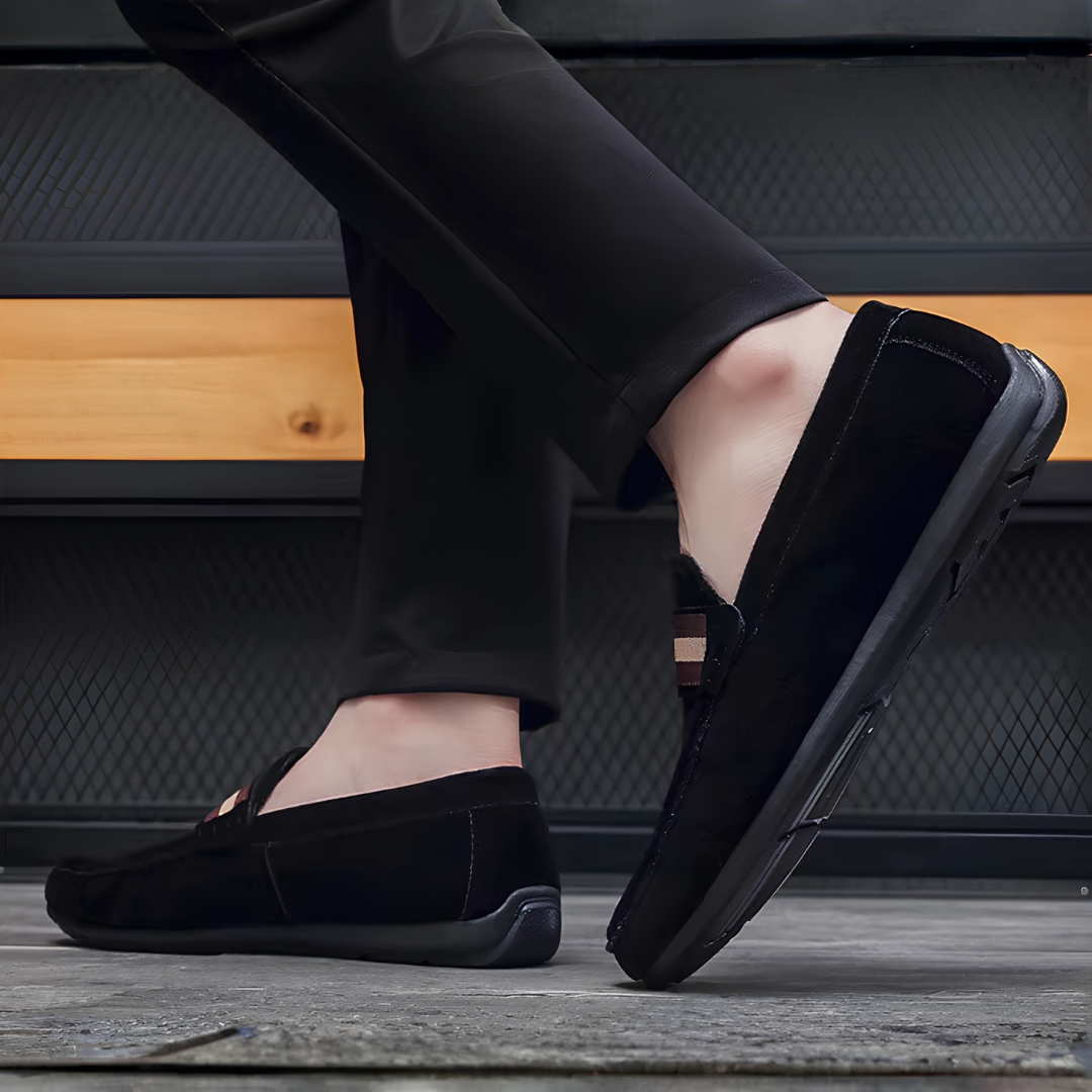 Mocassins noirs vus de profil, portés sur cheville masculine