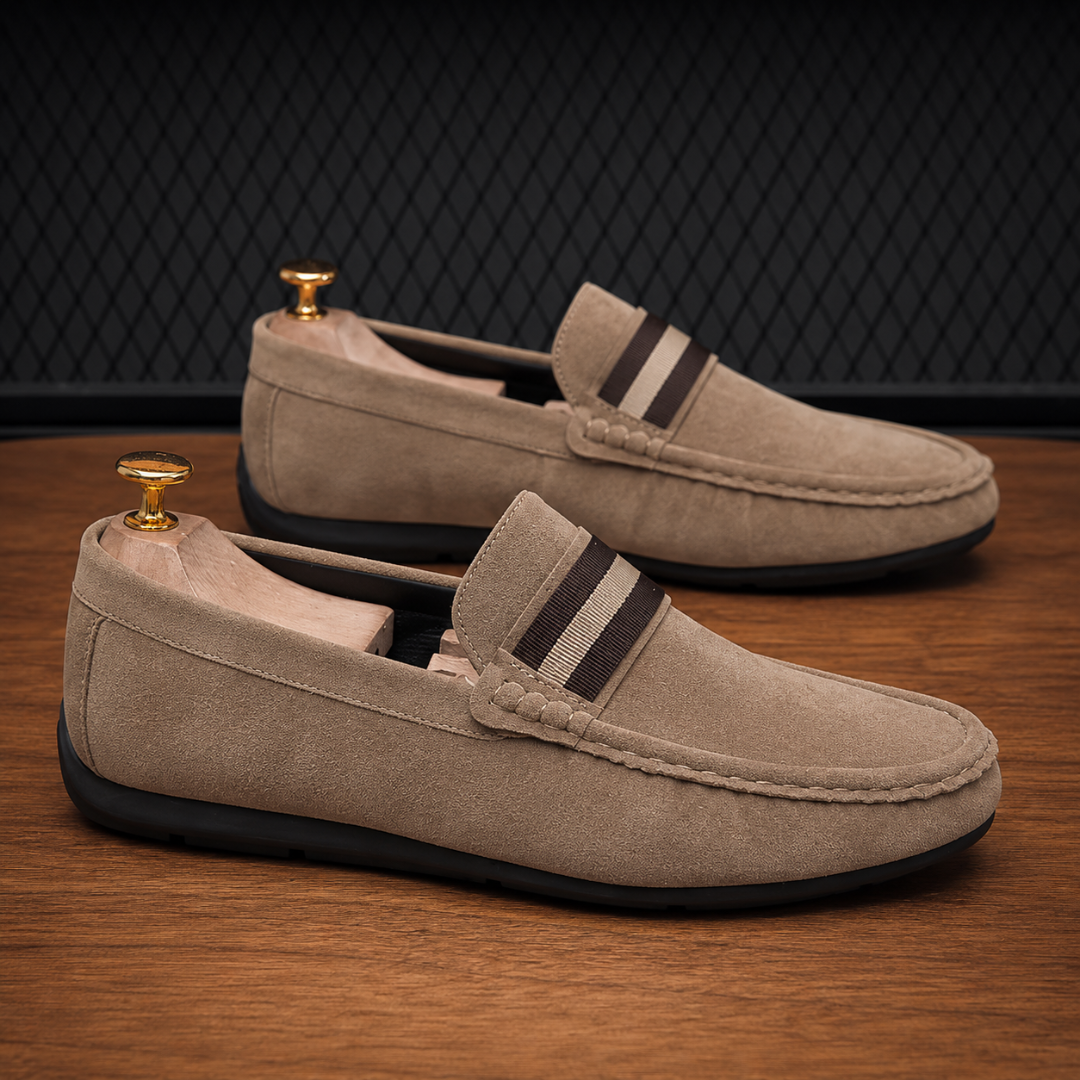 Paire de mocassins taupe en daim avec bande tissée, vue de face