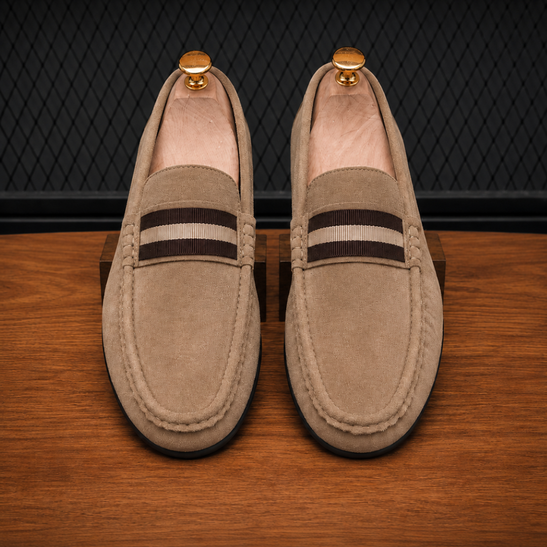 Mocassins taupe posés sur surface en bois, vue légèrement de haut