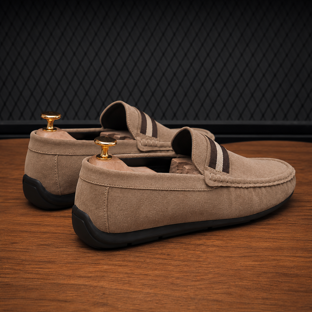 Gros plan sur la bande tissée du mocassin taupe
