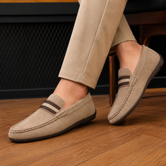 Mocassins taupe portés de profil sur cheville masculine