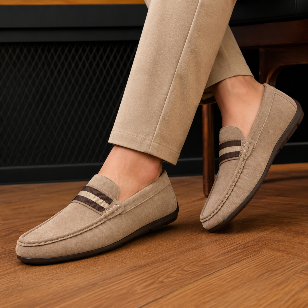 Mocassins taupe portés de profil sur cheville masculine